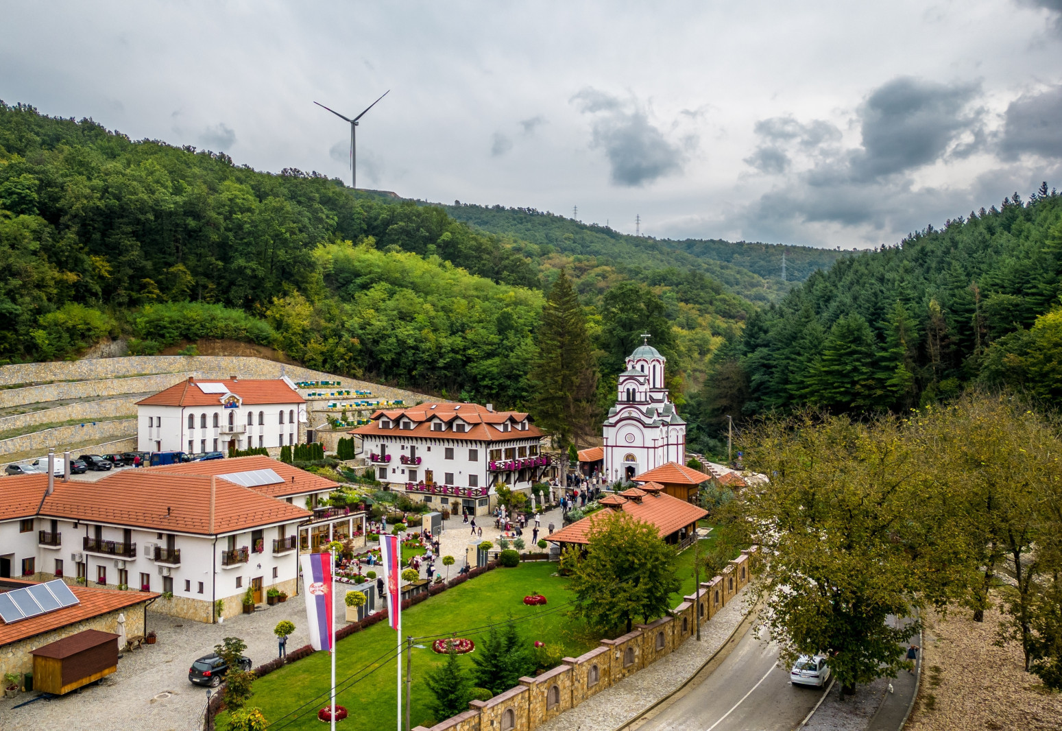 Posebna tradicija u najposećenijem srpskom manastiru: Veoma potresan trenutak VIDEO
