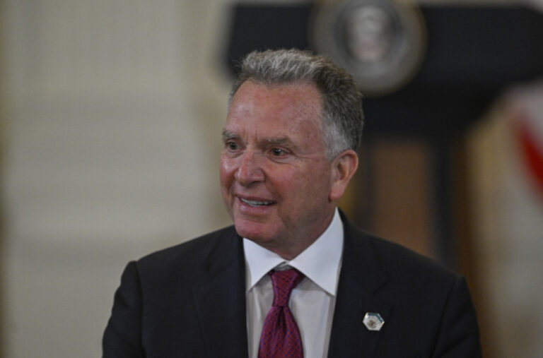 Trampovog izaslanika ujedo labud FOTO