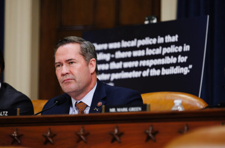 Potres u Vašingtonu: Majk Volc napušta Belu kuću