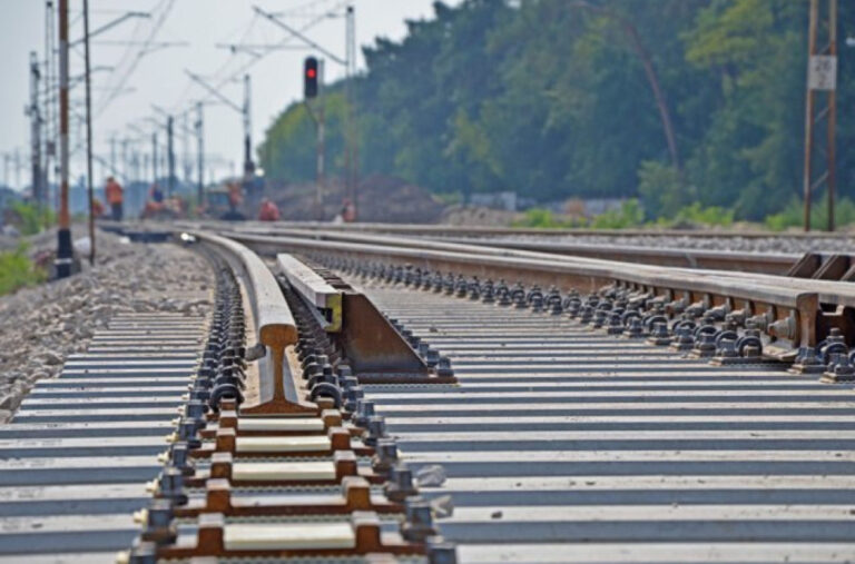 Cijev razbila prozor na vozu: Ima mrtvih