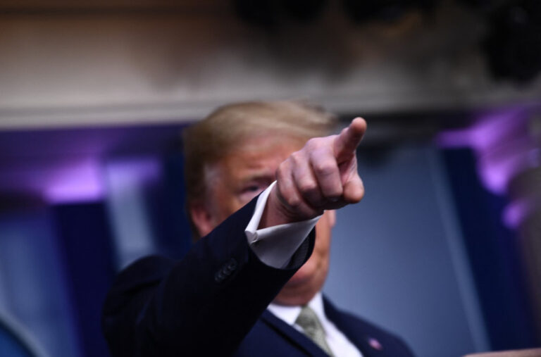 Tramp zaprijetio: Ako pljunu, udarićemo