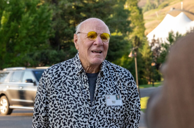 Milijarder priznao da je gej nakon 24 godine braka sa modnom dizajnerkom