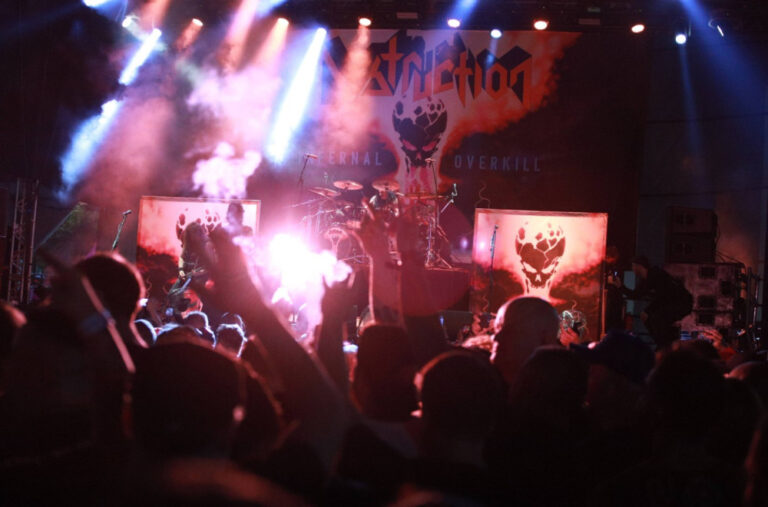 „Snagom muzike i det metala…“; Bend venčao dvoje na koncertu: „Prvi put sam sveštenik“