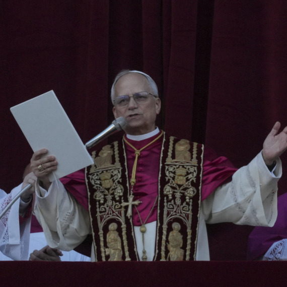 Novi papa se obratio svetu – ljudi kliču, oglasila se zvona: "Svi smo u Božjim rukama" VIDEO
