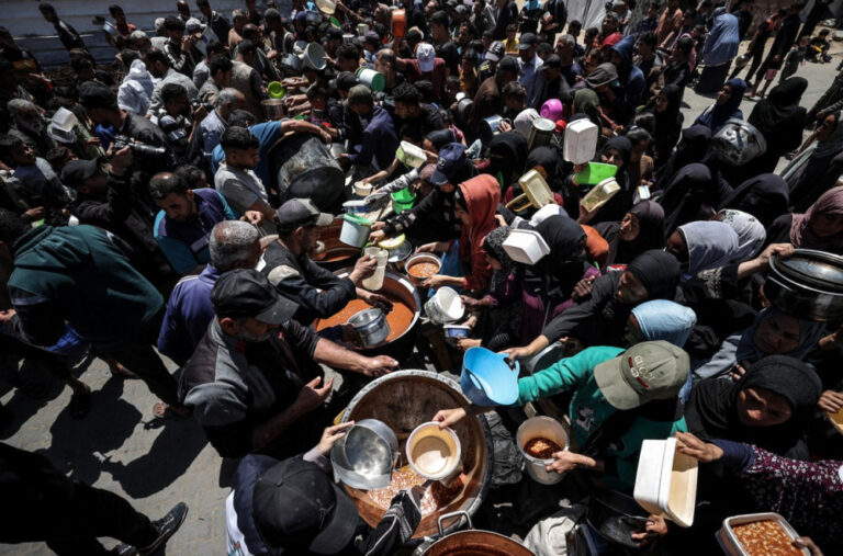 Izrael dozvolio: 20 kamiona humanitarne pomoći puštaju u Gazu