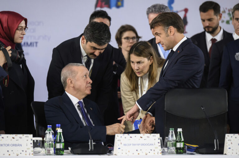 „Diplomatski stisak“ srednjeg prsta: Mreže bruje o pozdravu Erdogana i Makrona VIDEO