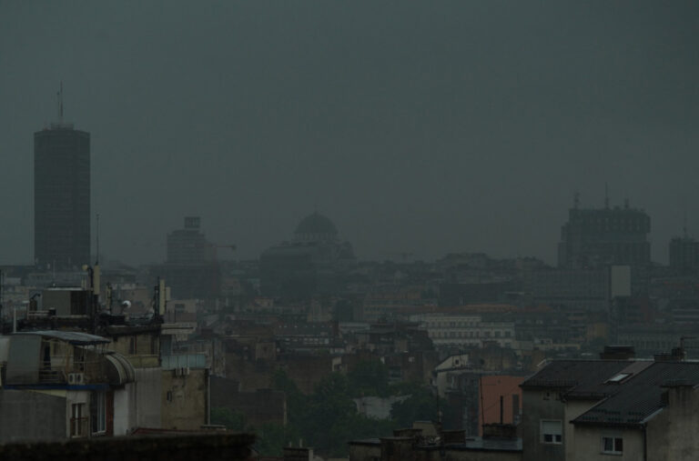 Kroz Srbiju tutnjale oluje: Auto-put pod vodom; Gejzer na ulici; Automobil potonuo FOTO/VIDEO