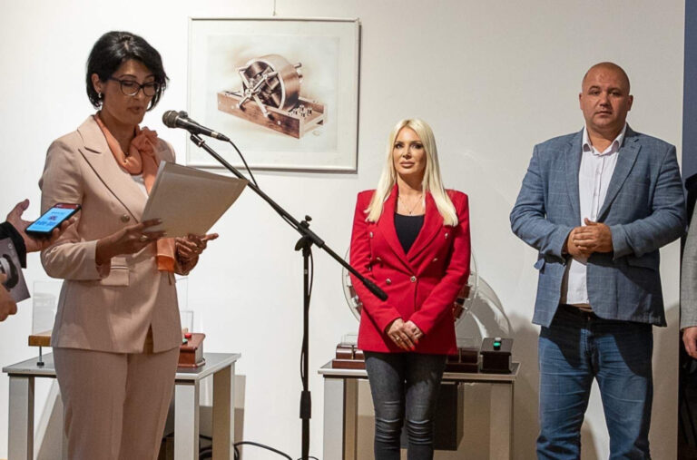 Život i djelo najvećeg naučnika; Izložba Muzeja Nikole Tesle očarala publiku u Pljevljima