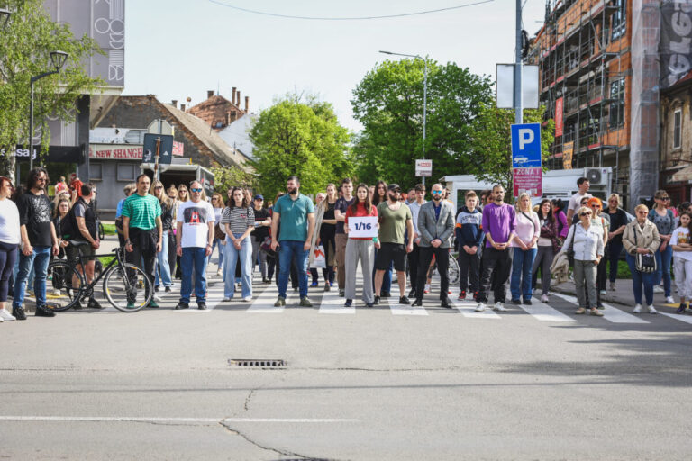 Direktor malim maturantima zbog majica s natpisom „Izlazimo kao đaci, a ne kao ćaci“ brani ulaz na proslavu u školu