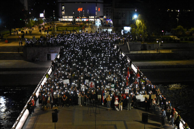 Niški studenti u blokadi poručili Vučiću: Kukavice!