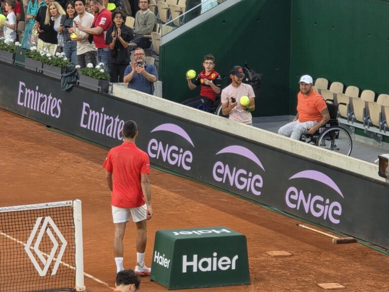 Veliko srce Novaka Đokovića: Preskočio ogradu, pobjegao obezbjeđenju…FOTO