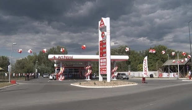 Drama na pumpi u Obrenovcu: Ukrao auto sa djevojčicom unutra, dok je tetka plaćala gorivo