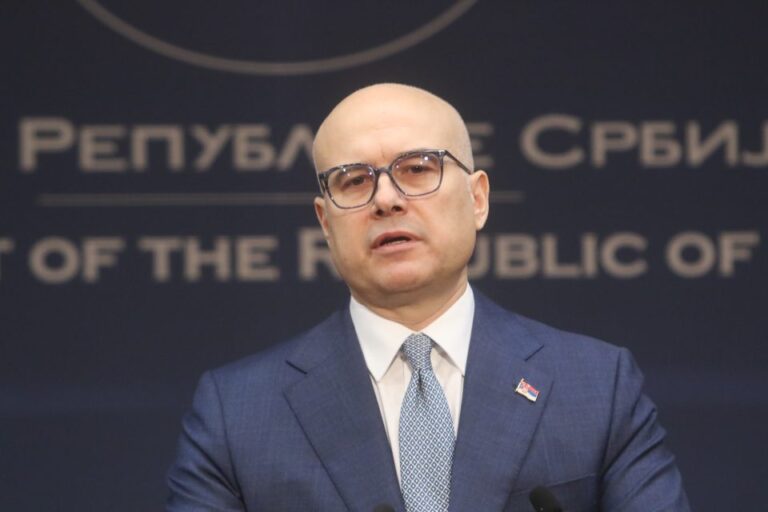 Građani Kule ispratili Vučevića iz pravoslavne crkve zviždanjem, auto pogođeno jajetom FOTO