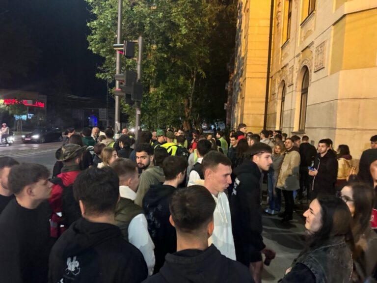 Studenti blokiraju zgradu suda u Nišu: „Suđenje počinje sada, a mi donosimo presudu“