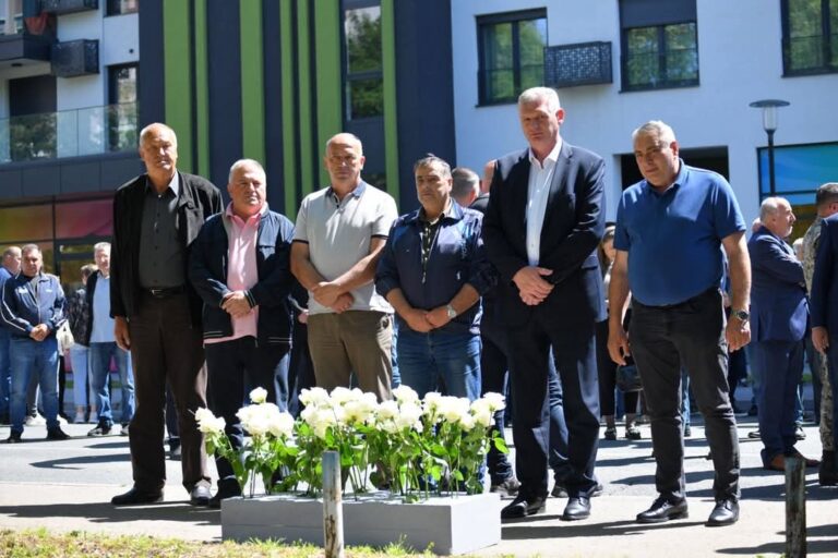 Delegacija opštine Lopare položila cvijeće na mjestu stradanja pripadnika JNA u Tuzli