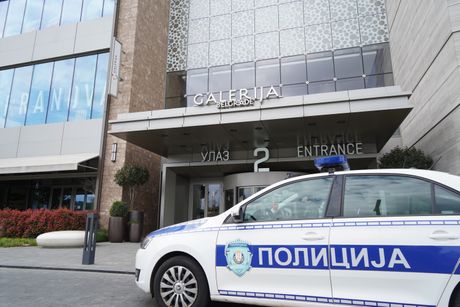 Masovna tuča kod tržnog centra u Beogradu; Jedan muškarac izboden