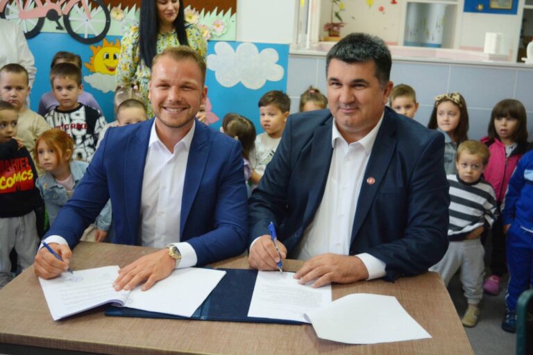 Draško Stanivuković donirao automobil Dječijem vrtiću u Loparama