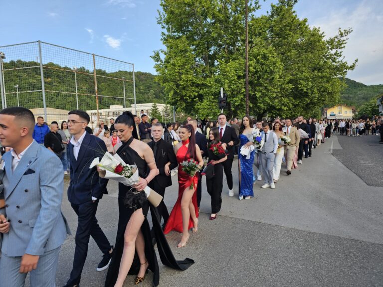 Radost maturanata ali i Ugljevičana: Najljepše je đačko doba FOTO