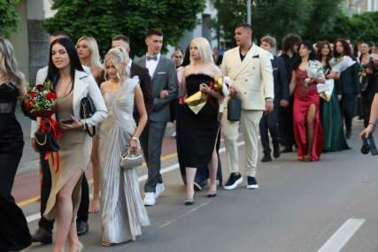 Mladost i ljepota na sve strane: Maturanti “okupirali” centar Banjaluke