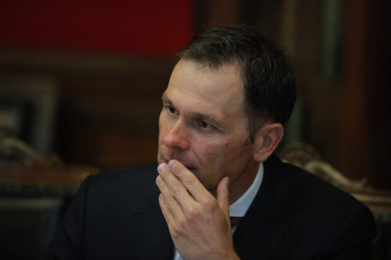 Siniša Mali u kampanji u Kosjeriću, građani opkolili restoran: Pjevali mu „Kukavicu“ i pozvali ga da izađe