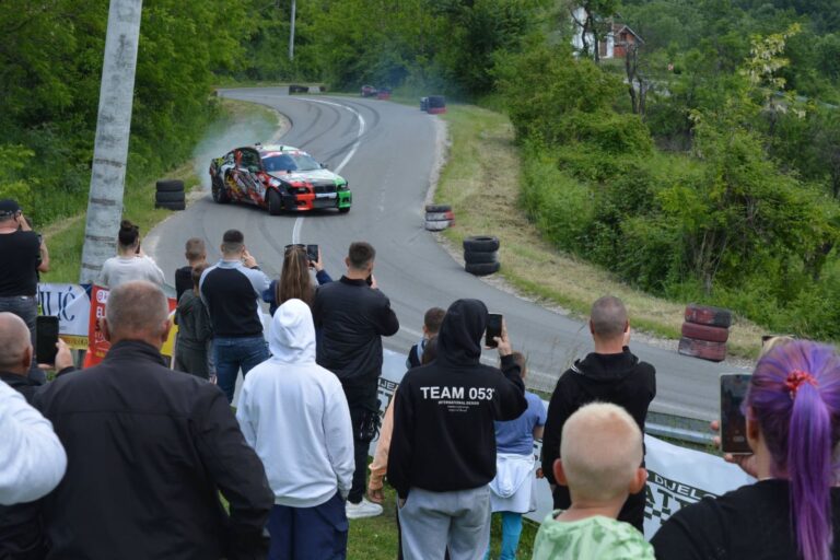 Tobut: Otvorena 12. brdska trka „Lopare 2025“ i 1. auto sprint