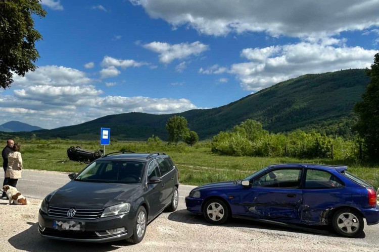 Sudar kod kasarne na Manjači: Auto završio na krovu