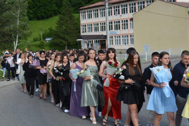 Lopare: Mali maturanti prošetali ulicama i svečano obilježili kraj osnovne škole