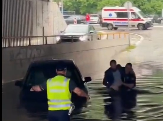 Nevjerovatna scena u Beogradu: Saobraćajci u spasilačkoj akciji u poplavljenom podvožnjaku