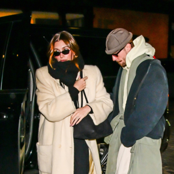 Hejli Biber na naslovnici Voga; Džastinova reakcija podelila internet