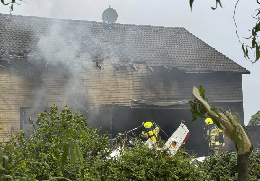 Avion se srušio na stambenu zgradu; Najmanje dvoje mrtvih FOTO