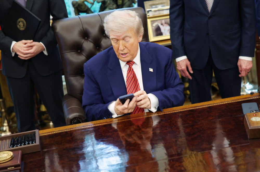 Halo, Donalde; Zna ko ga prisluškuje