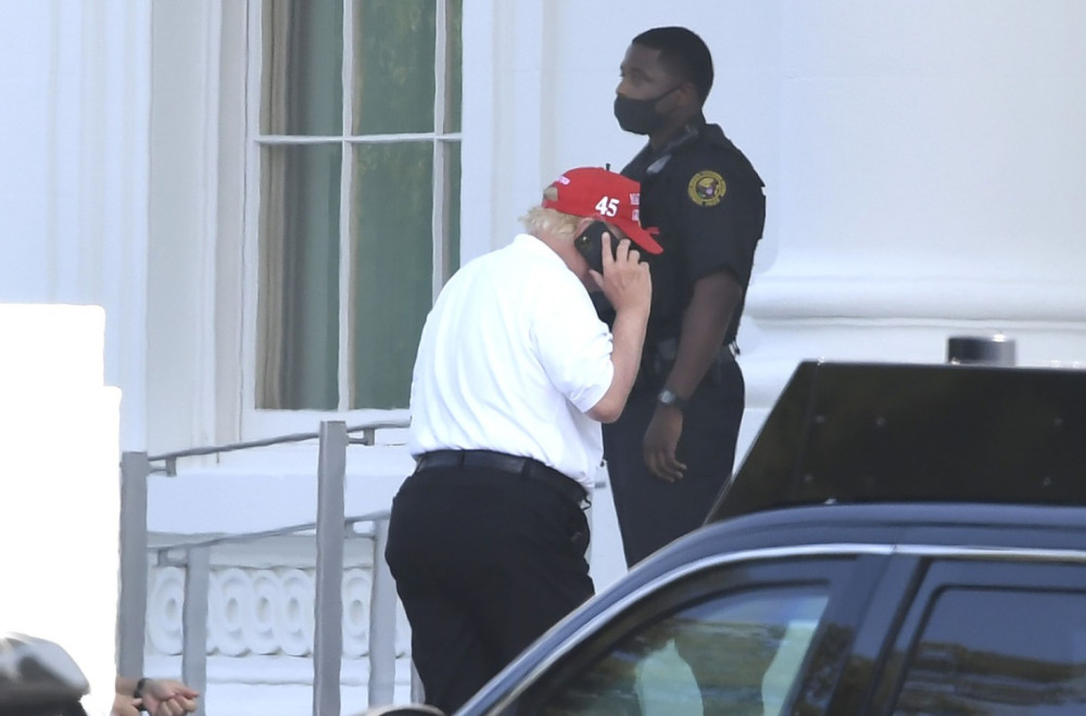 Halo, Donalde; Zna ko ga prisluškuje