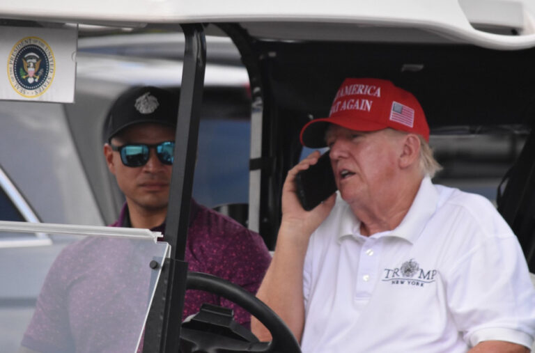 Halo, Donalde; Zna ko ga prisluškuje