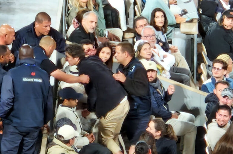 Frka na Đokovićevom meču – policija upala na tribine i izbacila dvoje navijača FOTO