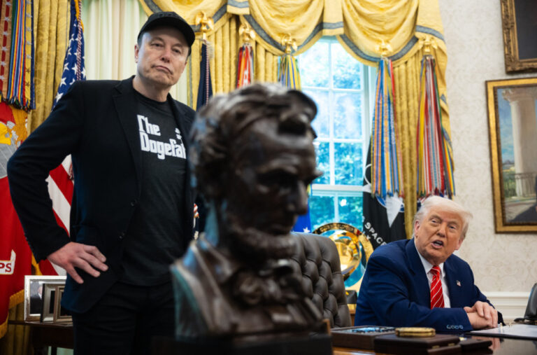 Bukti rat Trampa i Maska – Šokantne optužbe: „On je u Epstajnovim dokumentima“