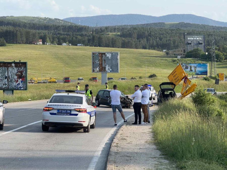Strašna nesreća na Zlatiboru: Auto se odbio o drugi; Delovi automobila rasuti po putu FOTO