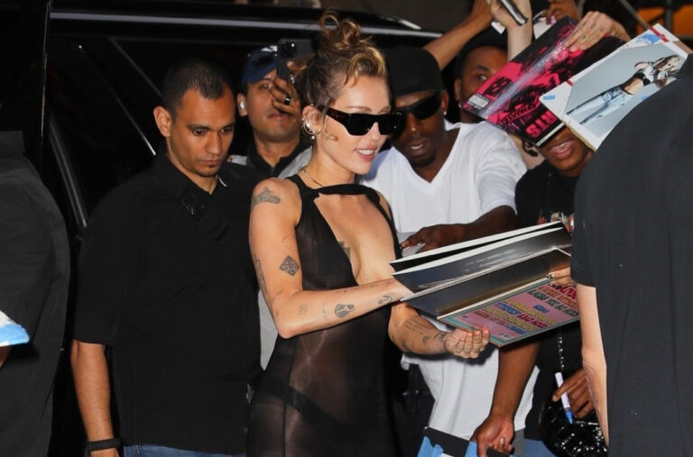 Prošetala gole grudi, pa opet bez srama "prozvala" bivšeg FOTO