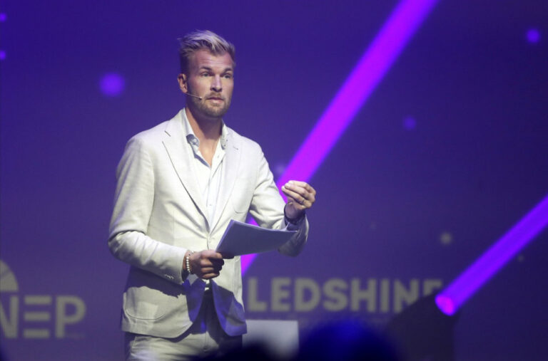 Belgijski ljepotan uživa sa ljubavnicom, dok ga slavna Hrvatica čeka kod kuće FOTO