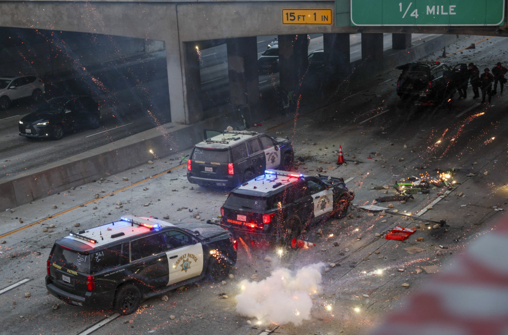Stiglo oklopno vozilo, helikopter kruži iznad kritične zone; Tramp poslao 2.000 gardista na demonstrante FOTO