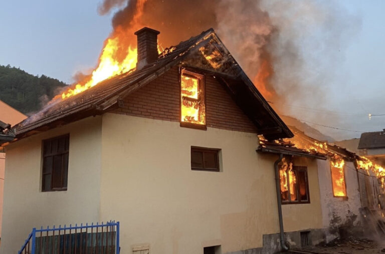 Požar u Priboju: Žena budila komšije i sprečila tragediju