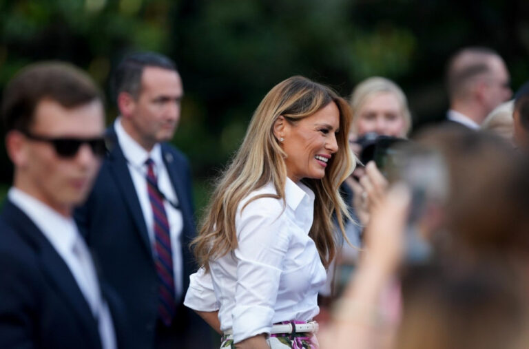 Druge žene bježe od ovog modela: Melanija Tramp zna kako da uklopi rizične letnje pantalone FOTO