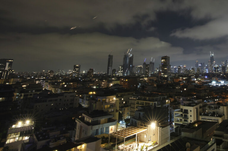 Iran lansirao balističke rakete; Građani upozoreni – sklonite se; Odjekuju eksplozije VIDEO