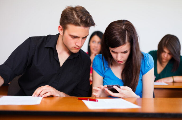 Studenti Velike Britanije „kidaju“ uz AI