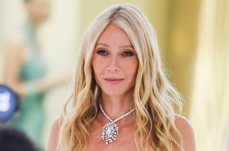 Najpoznatija plavuša vrelim snimkom napravila haos: Gola u kuhinji sprema doručak VIDEO