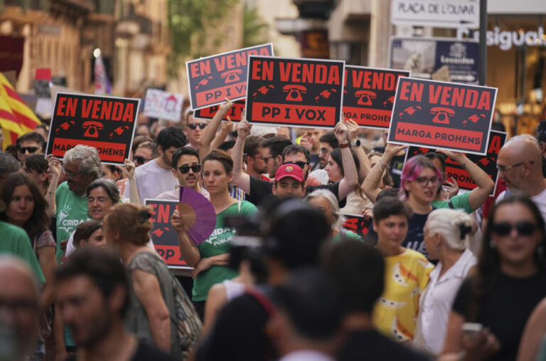 Haos na poznatim ljetnim destinacijama: Hiljade demonstranata blokira ulice, reagovala policija FOTO