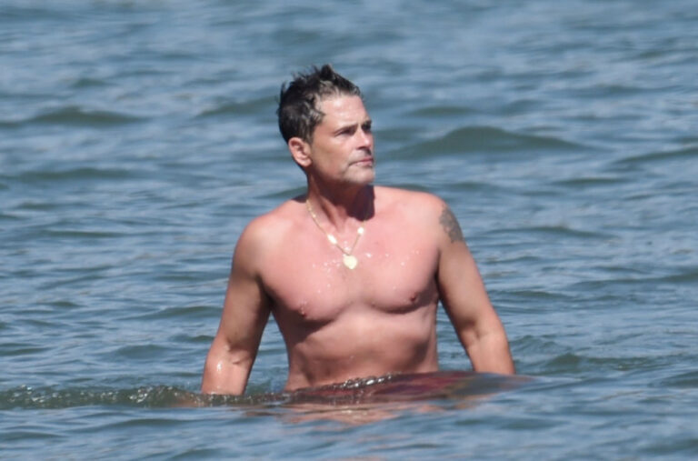 Mišićima izluđuje žene, a sad to radi i njegov sin: Njihove golišave fotografije mame uzdahe FOTO