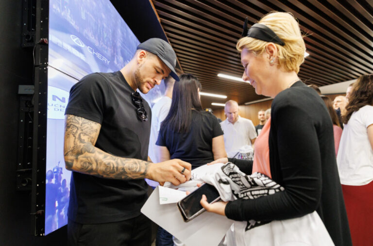 Košarkaši Partizana posjetili Poslovni centar NIS-a u Beogradu