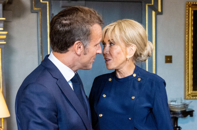 Emanuel i Brižit Makron opet u centru pažnje: Prvo šamari, a sad i ovo FOTO/VIDEO