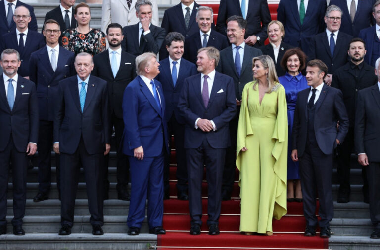 Kraljica Maksima imitirala Trampa? Mreže se usijale VIDEO