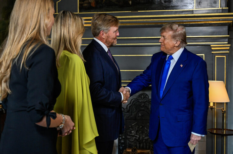 Fotografija Trampa i kraljevskog para izazvala žustru raspravu: „On nas laže“ FOTO